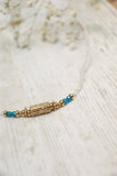 Rolling barrel necklace with white beads (Gold)