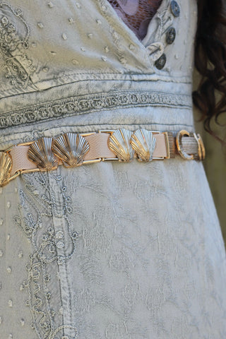 Clam shell stretch belt